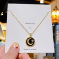 Collier doré avec pendentif lune et étoile noires sur une carte cadeau blanche - Étoile Lune en Émail Noir