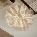 Scrunchie oversize color crema con bordi in pizzo delicato e tessuto plissettato - Stile di Pizzo di Base / Bianco Crema