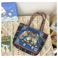 Dettaglio della borsa tote in tela boho con ricamo di elefante e manici intrecciati - Elefante Con Sfondo Blu