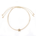 Minimalistisches beiges gewebtes Armband mit goldenem Sternanhänger und Schiebeverschluss - Beigefarbene Kordel Stern