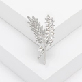 Dettaglio della spilla a foglia in metallo argento con strass luccicanti - Stile Strass Completamente Trasparente Base Argento (MM-BR-2798) / Argento