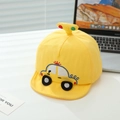 Detail van gele katoenen baby pet met auto borduursel en stoplicht decoratie boven - Baby 0-3 Jaar Oud 46-48CM / Geel