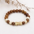 Ethno-Armband mit braunen Holzperlen und einem cremefarbenen Keramikanhänger in Knochenform - 32 Holzperlen Serie H Knochen