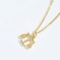 Detalle del colgante Libra dorado con piedras de circón brillantes en una cadena - Balanza Incrustada de Circonia (Balanza)