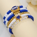 Dettaglio di braccialetti in perline con ciondolo football americano e scritta GO smaltata - Tema Blu/Bianco/Oro