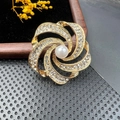 Broche fleur dorée avec cristaux pavés et perle centrale sur support noir - BZ025 Fleur Vortex