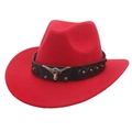 Détail du chapeau de cow-boy rouge avec bande en cuir, tête de taureau et clous dorés - Enfants (52-54CM) / Rouge