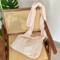 Detalle del bolso de gasa rosa bordado con flores y elegante ribete de perlas - Rosa