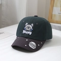 Dettaglio del ricamo bulldog sul cappellino da baseball in tela verde per bambini - 52cm (2-5 Anni) / Verde Scuro
