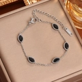 Pulsera de acero inoxidable plateado con cinco piedras negras de talla marquesa y cierre - Color Acero Circón Negro