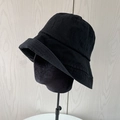 Sombrero de pescador minimalista en algodón negro con ala enrollada y costuras - Negro