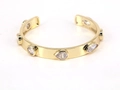 Detailopname van een vergulde open armband met druppelvormige en ronde zirkoniasteentjes - Waterdruppel & Rond Helder Zirkonia