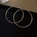 Makroaufnahme minimalistischer goldener Creolen auf dem Futter einer schwarzen Geschenkbox - Glänzende Große Geometrische Creolen (60#) / Durchmesser 60mm / Silber