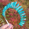 Détail macro d'une couronne wicca avec cristaux turquoise et ornement de lune ajouré - Vert AB (Lune Argentée)
