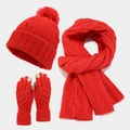 Detalle del conjunto de punto trenzado rojo con gorro de pompón y guantes táctiles - Rojo