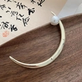 Elegante gouden maan haarspeld met witte parel in minimalistische vintage stijl - Gepolijste Gladde Stijl / Goud Minimalistisch Glad
