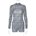 Detail van bloemen mesh jumpsuit met lange mouwen en rugvrije vetersluiting - S / Grijs Bloemen