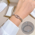 Pulsera de cadena minimalista de acero titanio plateado con dije letra D en muñeca - Plateado