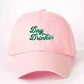 Berretto da baseball rosa con ricamo Day Drinkin' e classica visiera in cotone - Taglia unica / Rosa