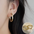 Eleganti orecchini a cerchio dorati da donna mostrati su modella e su tessuto lucido - Orecchini a cerchio semplici oro (ED1976-2)