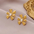Eleganti orecchini a fiore dorati con perla bianca su sfondo vintage - Oro + Perla