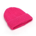 Dettaglio ravvicinato del berretto in maglia spessa color rosa con trama a costine - Adulto / Rosa Rosso