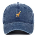 Dettaglio del ricamo a giraffa su un cappellino da baseball in cotone lavato blu - Blu navy