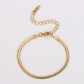 Vista macro de pulsera de cadena de serpiente dorada de acero inox con cierre - Dorado