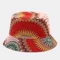 Dettaglio di un cappello da pescatore boho con stampe geometriche etniche vivaci in tela - Rosso Verde Giallo Etnico Geometrico (Colore #8)