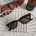 Occhiali da sole rettangolari tartarugati con lenti verde scuro e stanghette larghe - Leopardo 1