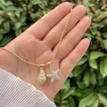 Collar de cuentas bañadas en oro de 18K con colgantes de estrella de mar y caracola - Estrella de Mar y Caracol