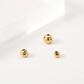 Makroaufnahme goldener gehämmerten Edelstahlperlen für DIY-Schmuckherstellung und Basteln - 4mm / 18K Gold