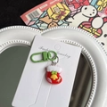 Dettaglio portachiavi a calza di Natale rosso e bianco con un fiocco verde decorativo - Calza di Natale