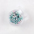 Dettaglio di perle sintetiche iridescenti multicolori in scatola per hobby creativi - Multicolore Iridescente