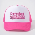 Roze en witte trucker pet met Sorry about my Husband borduursel in Amerikaanse streetstyle - Wit en Rozerood / 56-58cm (Verstelbaar)