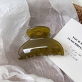 Elegante molletta per capelli verde oliva traslucida con molla dorata su carta bianca - Verde Oliva