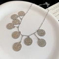 Detail einer silbernen Vintage-Münzhalskette mit geprägten Porträt-Anhängern - Silber