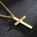 Collar con colgante de cruz de oro pulido con cadena de cuerda en cuero negro - Solo Colgante / Dorado