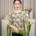 Detail des floralen Chiffon-Capes mit Schmetterlingsprint und losen Fledermausärmeln - Oberteile / 110X110CM / Blütenzweig Schmetterling