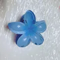 Pince à cheveux fleur de frangipanier bleue de 8cm avec finition translucide brillante - Bleu