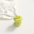 Dettaglio di ciondolo a forma di torsolo di mela verde in resina con gancio dorato - Torsolo di Mela Verde