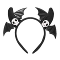 Dettaglio di ali di pipistrello nere e teschi bianchi su una fascia per capelli di Halloween - Corna da Diavolo Pipistrello Stile Teschio Nero
