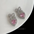 Boucles d'oreilles nœud argenté avec zircone cœur rose sur plateau en céramique blanc - Cœur Nœud Papillon Zircone