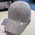 Berretto da baseball bianco scintillante con strass colorati in vista a 45 gradi - Regolabile (54-58cm) / Bianco (Strass Colorato)