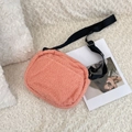 Borsa a tracolla in lana di agnello rosa con tracolla regolabile su fondo morbido - Ovale / Rosa