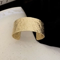 Minimalistischer breiter Manschettenarmreif in goldener Hammerschlag-Optik - Goldener Gehämmerter Stil (159#)