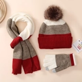 Detalle del conjunto de invierno con gorro de rayas, bufanda y guantes táctiles - Marrón Rojizo