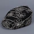 Casquette plate noire tendance pour femmes avec broderie florale blanche, vue de profil 45° - M (56-58cm) / Noir
