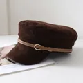 Σκούρο καφέ σουέτ καπέλο newsboy με δερμάτινο λουράκι και χρυσή μεταλλική αγκράφα πέταλο - M (56-58cm) / Καφέ