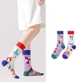 Asymmetrische Paris-Baumwollsocken in Weiß und Lila mit Eiffelturm- und Lifestyle-Motiven - Paris Reisemodethema (1049)
